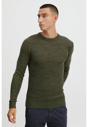 Olivgrüner, gerippter Strickpullover mit langen Ärmeln und Rundhalsausschnitt. Die Struktur ist leicht erhöht, und die Bündchen sind eng anliegend.