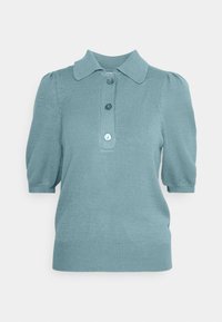 Světle modré pletené polo tričko s límečkem, krátkými puff rukávy a zapínáním na tři knoflíky. Hladká textura a žebrovaný lem.