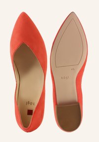 Czerwone zamszowe baleriny o spiczastym nosku z głębokim krojem w kształcie V, gładką podeszwą oraz subtelnym logo na wkładce i podeszwie zewnętrznej.