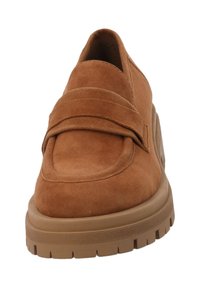 Bruine suède loafer met dikke rubberen zool en pennyband, van voren bekeken op een witte achtergrond.
