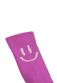 Vijolična bombažna nogavica z ribastim robom, na kateri je belo nasmejano obrazec, gladka tekstura in dolžina do sredine meča.