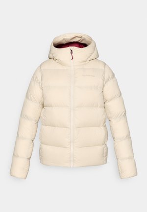 Chaqueta acolchada color crema con capucha, diseño acolchado, cierre frontal con cremallera y forro interior en contraste. Textura suave y lisa.