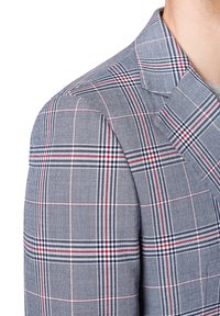 Marynarka w kratę z mieszanką kolorów szarych, czerwonych i granatowych. Tkanina ma teksturowany splot, z wyraźnymi klapami i dopasowanym krojem.