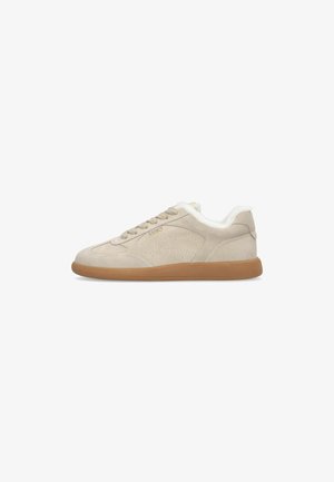 Baskets en suede beige avec doublure en fourrure, semelle en caoutchouc et détails brodés. Présente des lacets et un logo sur le côté.