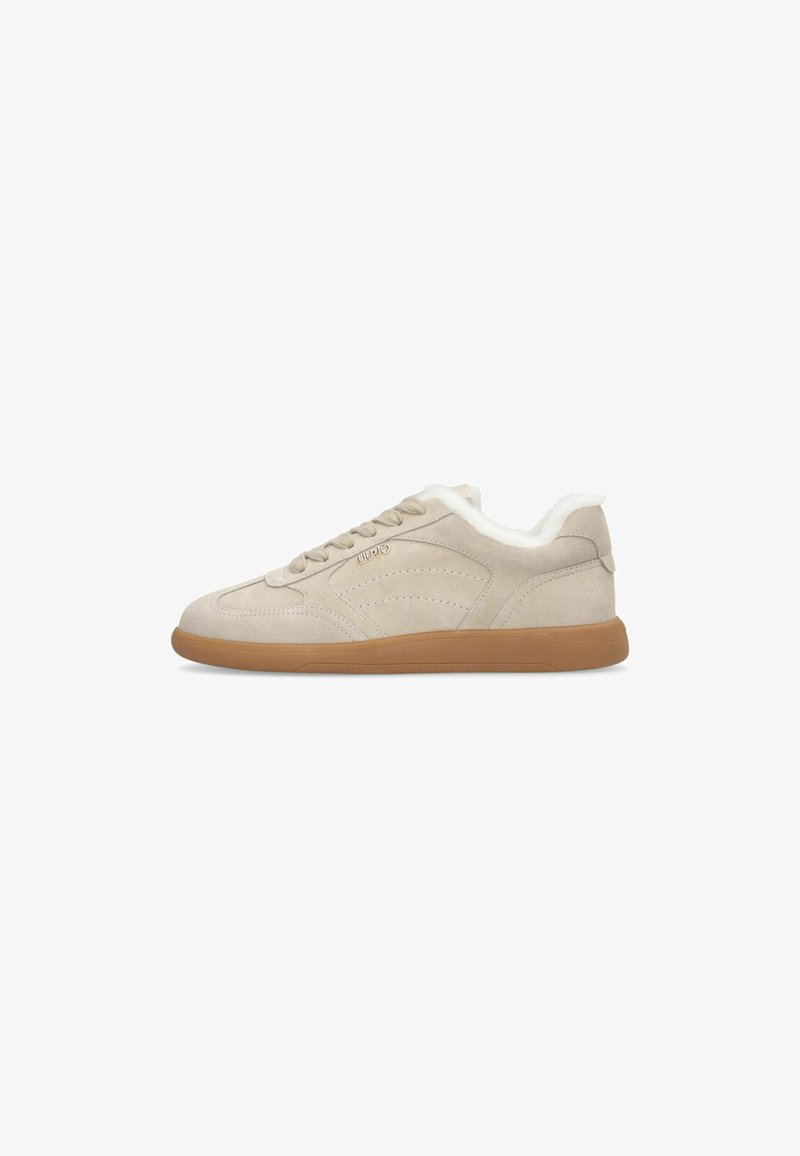 Sneakers beige in suede con fodera in pelliccia, suola in gomma e dettagli cuciti. Presentano lacci e un logo sul lato.
