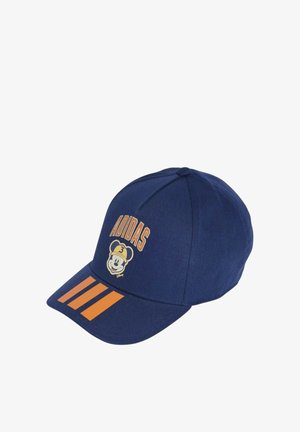 Casquette bleu marine avec le texte "ADIDAS" en orange, illustration de Mickey Mouse portant une casquette, et trois bandes orange sur la visière.