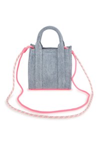 Τσάντα από τζιν με δομημένο σχεδιασμό, ροζ περιθώριο και διπλές λαβές. Περιλαμβάνει μακρύ, πλεγμένο ιμάντα ώμου με παστέλ αποχρώσεις.