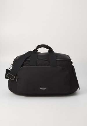 Mala de duffle preta em nylon com alças duplas, correia de ombro ajustável, bolso frontal com fecho e etiqueta da marca. Textura suave e forma estruturada.