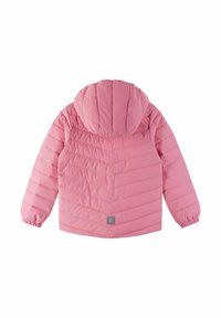 Różowa kurtka puchowa z kapturem, z pikowanymi poziomymi paskami, elastycznymi mankietami i małą naszywką z logo na dole.