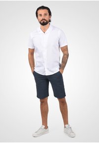Solid SDSHORTS LINEN MIX - Shorts - insignia b