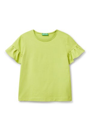 Jasnozielona bluzka z krótkim rękawem, wykonana z miękkiego materiału, z falbanowymi rękawami i okrągłym dekoltem, z prostym obszyciem i bez widocznych wzorów.