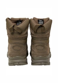 Barna túracipők, amelyek suede és hálós anyagokból készültek, magas szárú dizájnnal, texturált oldalakkal és hátsó húzófülekkel a könnyebb felhúzáshoz.