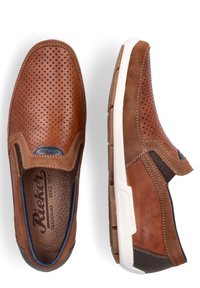 Chaussures slip-on en cuir marron avec un design perforé, des accents contrastés en tan et foncé, une semelle légère et une semelle intérieure texturée de Rieker.