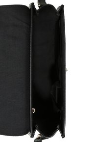 Borsa nera con un design strutturato, texture liscia e un interno spazioso foderato, dotato di un compartimento e una tasca a fessura.