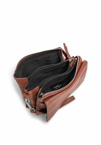 Borsa in pelle marrone con molteplici scomparti con cerniera, superficie texturizzata, interno in tessuto nero e dettagli in metallo argentato.