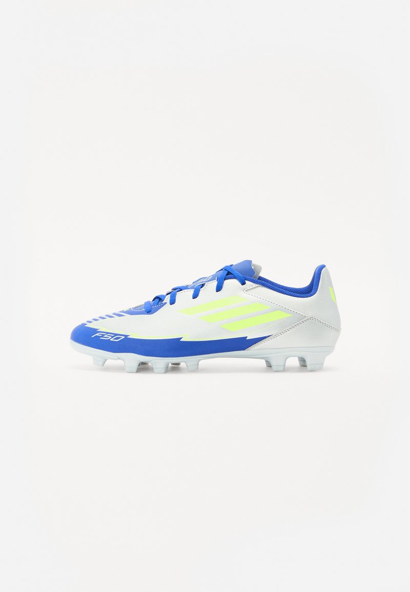 Chaussure de football bleue et blanche au design élégant, dotée d'une surface texturée, d'accents jaunes vifs et d'une semelle bleu clair.