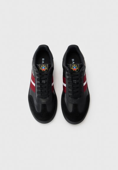 Sneaker in pelle nera e suede con strisce bordeaux e bianche, caratterizzate da un design con lacci e una soletta con marchio.