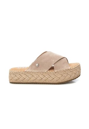 Sandalo slip-on in camoscio beige con cinturini incrociati e suola platform intrecciata.