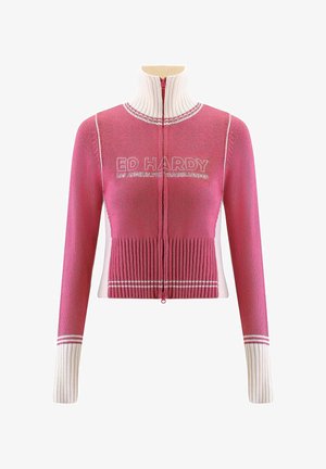 Suéter de punto rosa con cuello alto, cremallera frontal completa, textura acanalada y acentos blancos. Presenta el logo "ED HARDY" en el pecho.