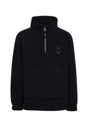 Czarny polarowy pulower z suwakiem do ćwiartki, wysokim kołnierzem, przednią kieszenią kangurka oraz subtelnym logo w kształcie jodełki na lewej piersi.