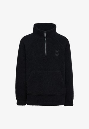 Zwarte fleece trui met kwartrits, hoge kraag, voorzak in kangoeroestijl en subtiel chevronlogo op de linkerborst.