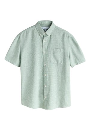 Camisa de manga corta color verde claro con pequeño patrón de cuadros, cuello abotonado, bolsillo frontal en el pecho y botones blancos alineados verticalmente.