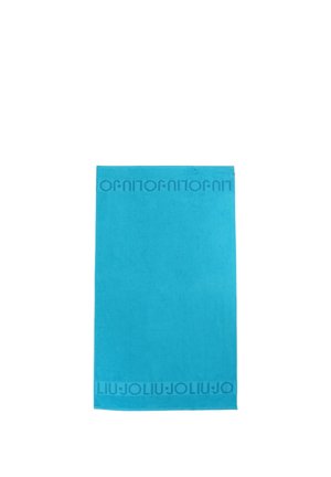 Asciugamano rettangolare di un brillante blu con scritta "LIU JO" in rilievo lungo i bordi superiore e inferiore su sfondo bianco.