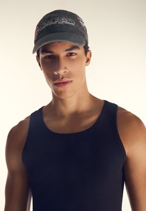 Bershka, RACING WITH PATCHES - CAP - Cappellino - dark grey
