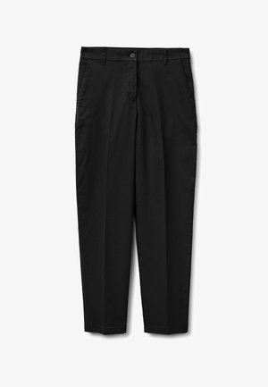 Černé kalhoty s přímým střihem nohavic, poutky na opasek, předním knoflíkem, zipem a bočními kapsami, zobrazené rozložené na bílém pozadí.