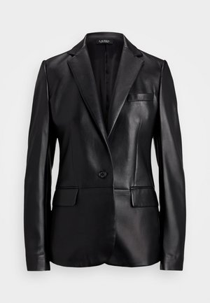 Fekete bőr blézer, azonos nyakkivágással, egygombos záródással és két elülső zsebbel. Sima textúra és testreszabott illeszkedés.