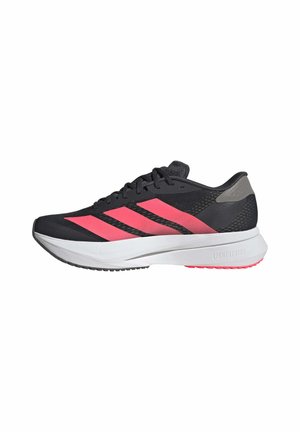 Schwarzer und pinker Laufschuh mit weißer Sohle, mit drei pinken Streifen und dem Text "LIGHTSTRIKE" an der Seite der Sohle.