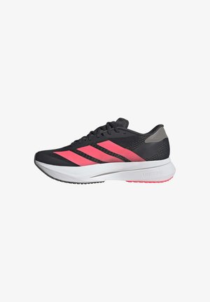 Chaussure de course noire et rose avec semelle blanche, comprenant trois bandes roses et le texte "LIGHTSTRIKE" sur le côté de la semelle.
