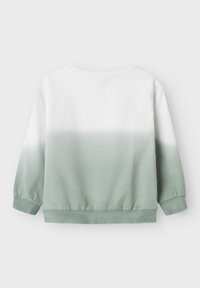 Pull en coton léger blanc et dégradé vert pastel, avec des poignets et un ourlet côtelés. Texture douce, coupe décontractée, col rond.