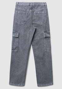 Pantaloni cargo in denim grigio con vestibilità rilassata, due tasche laterali cargo e due tasche posteriori. Realizzati in un tessuto resistente con una finitura testurizzata.