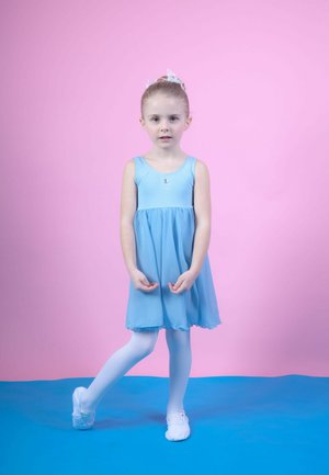 Helles blaues Ballettkleid mit einem taillierten Oberteil und einem ausladenden Rock, verziert mit einem kleinen Edelstein, getragen mit weißen Strumpfhosen und Ballettschuhen vor einem pinken Hintergrund.