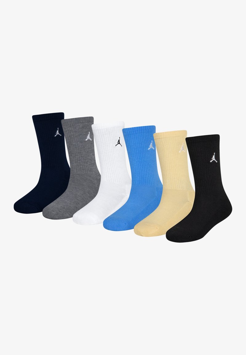 Conjunto de siete calcetines en varios colores: marino, gris, blanco, azul, amarillo y negro. Presenta una textura acanalada y un pequeño logotipo en cada uno.