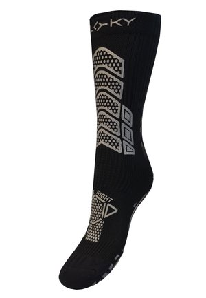 Calzino sportivo nero con un design testurizzato, accenti antiscivolo e punta rinforzata. Il calzino è contrassegnato con "DENTRO" per l'orientamento.