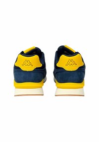 Sneaker blu navy con accenti gialli e suola bianca. Presentano una parte superiore in suede e mesh, una linguetta sul tallone e un logo sul retro.