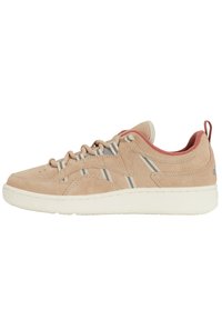 Sneaker in suede beige con accenti grigi e bianchi, suola piatta in gomma, punta rotonda e design con lacci. Fodera interna rossa e linguetta sul tallone.