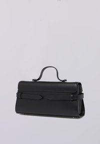 Svart läderhandväska med en strukturerad design, som har ett handtag upptill och två dekorativa remmar på framsidan. Slät textur, minimalistisk stil.