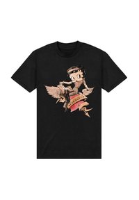 Camiseta de algodón negra con una ilustración gráfica de estilo vintage de un personaje con alas y un banner, coloreada en beige y rojo.