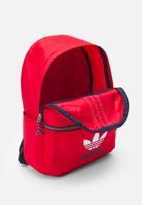 adidas Originals ADICOLOR ARCHIVE - Tagesrucksack - better scarlet