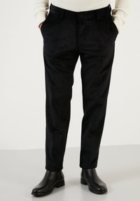 Unselected, black