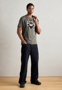 Antony Morato REGULAR FIT WITH MATT AND FLOCK - Tricou cu imprimeu - green