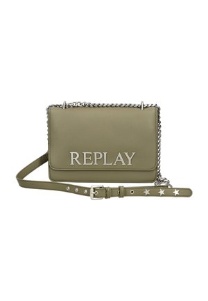 Borsa a tracolla in pelle sintetica verde oliva con catena argentata, caratterizzata dalla scritta "REPLAY" in rilievo e una cintura a motivo stellato.