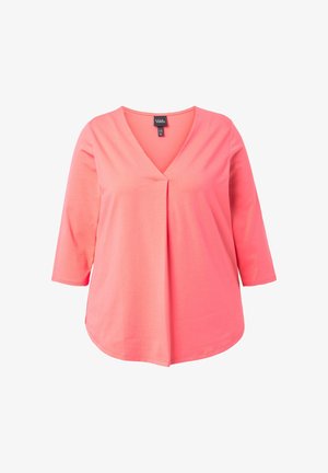 Koraalroze damesblouse met driekwartmouwen, V-hals en een plooidetail aan de voorkant, gemaakt van zachte, lichtgewicht stof.