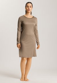 Vestido de manga larga en marrón claro, confeccionado en un tejido suave y liso. Presenta un escote redondo y un corte recto, que termina por encima de la rodilla.