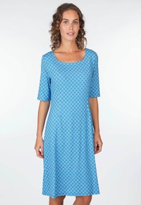 Bla dresses mit Rundhalsausschnitt und kurzen Ärmeln, versehen mit einem geometrischen Muster in hellblau und weiß. Hergestellt aus einem glatten Stoff.