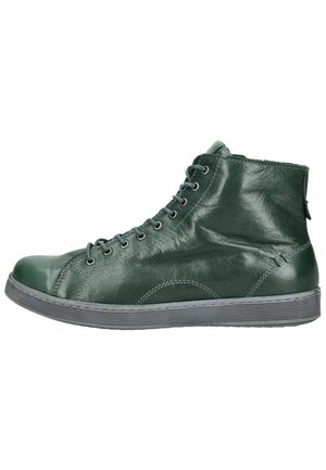 Sneaker alta in pelle verde scuro con lacci e suola in gomma grigia, mostrata da lato su sfondo bianco.