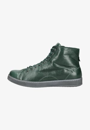 Donkergroene leren hoge sneaker met veters en grijze rubberen zool, zijaanzicht op witte achtergrond.